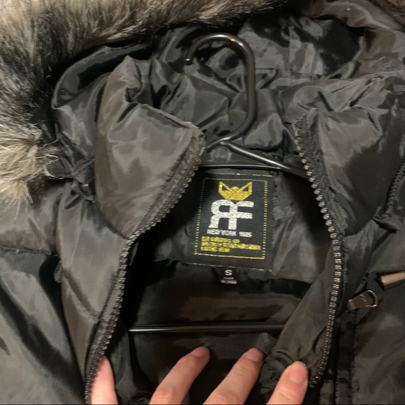 Black faux fur trimmed puffer winter vest - Picture 5 of 6